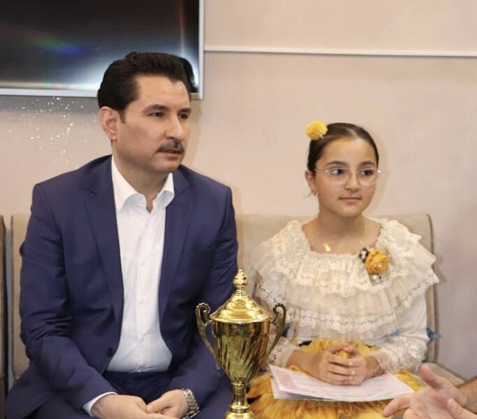 Deputy Speaker of the Council of Representatives Dr. Shakhwan Abdullah honors the student (Nina Muhammad Khader) from Kirkuk Governorate for obtaining second place in the world in the mental arithmetic competition that was held in the State of Egypt 