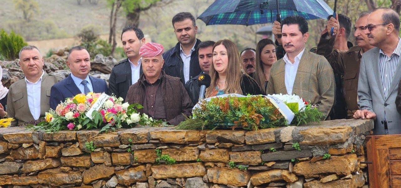 Deputy Speaker of the Council of Representatives Dr. Shakhwan Abdullah visits the shrine of the immortal Kurdish leader Mulla Mustafa Barzani .