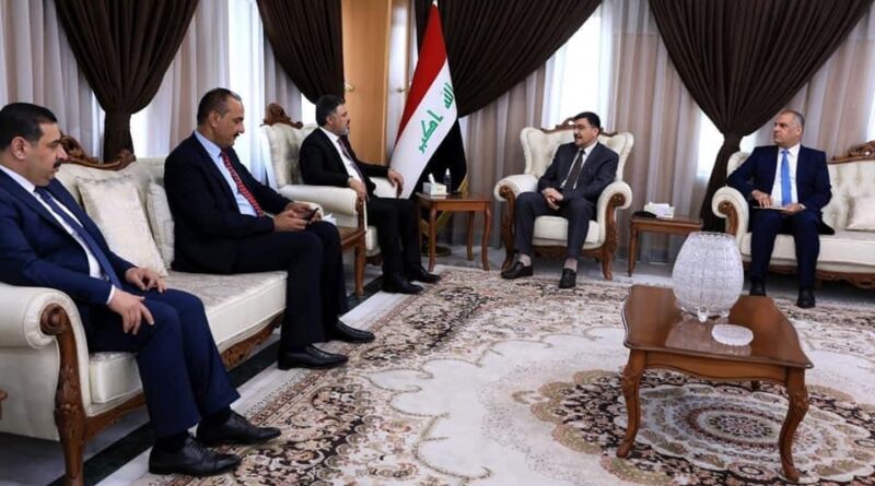 النائب ليث الدليمي يلتقي وزير الموارد المائية في بغداد يرافقه عددا من النواب