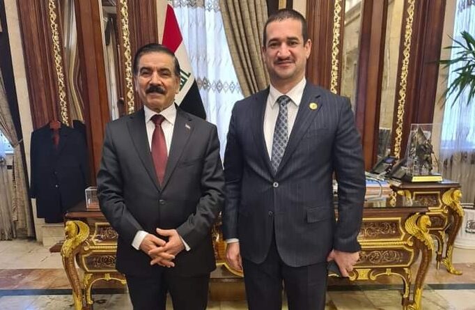 النائب مضر الكروي يلتقي وزير الدفاع في بغداد