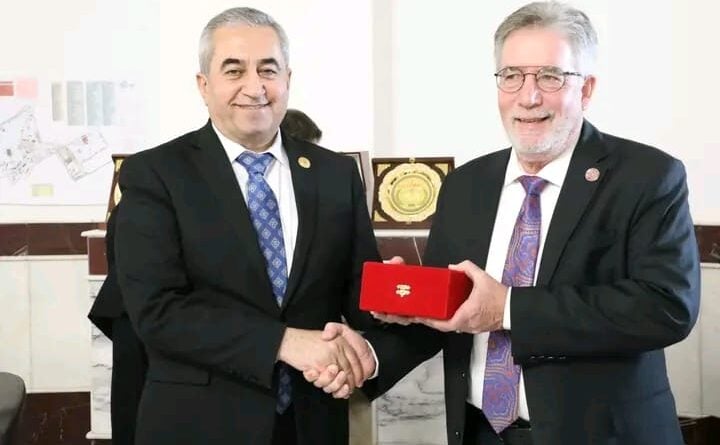 الأمين العام لمجلس النواب يجري زيارة الى الجامعة الأمريكية في بغداد