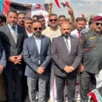 النائب علي الساعدي يلتقي المحاضرين المتظاهرين أمام بوابة مجلس النواب