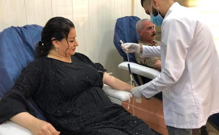 النائب سوزان منصور تتبرع بالدم دعما لمرضى الثلاسيميا